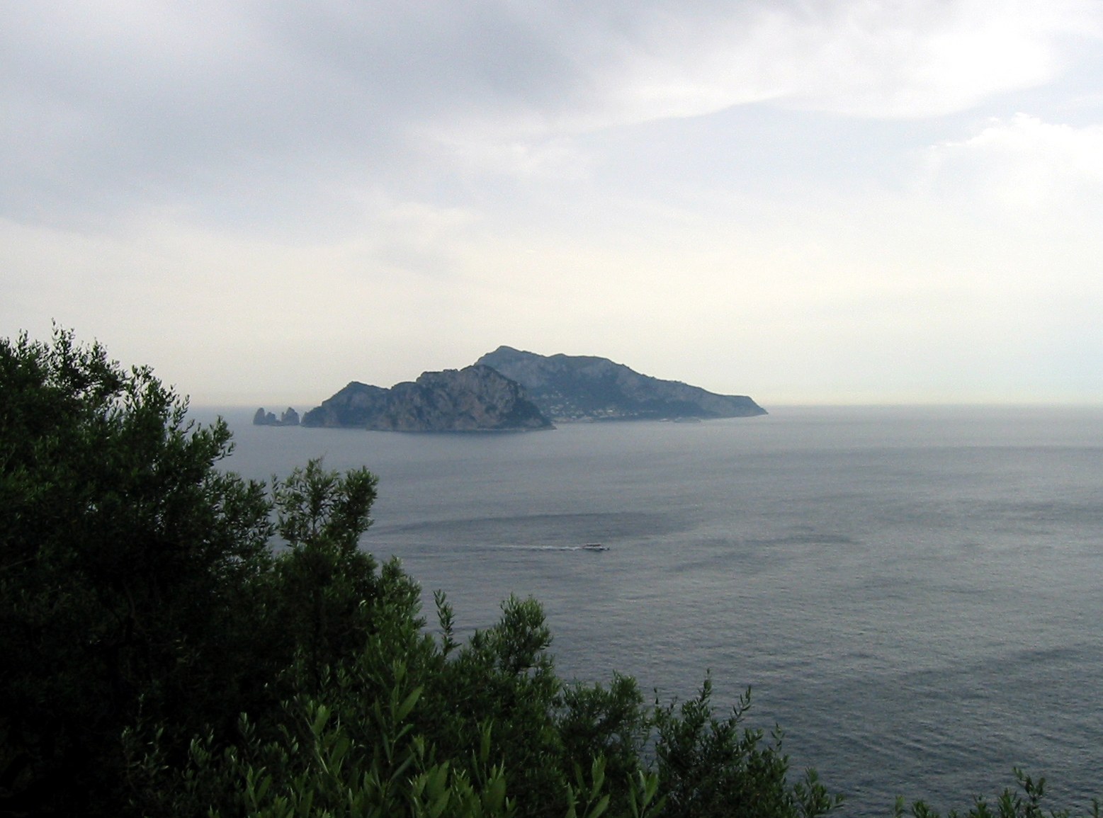 Capri vista da Punta Campanella: le Bocche di Capri fra l'isola e il capo, dove il 3 marzo 1787 Goethe seguì con gli occhi le vele della fregata per Palermo. Pubblico dominio, Wikimedia Commons.