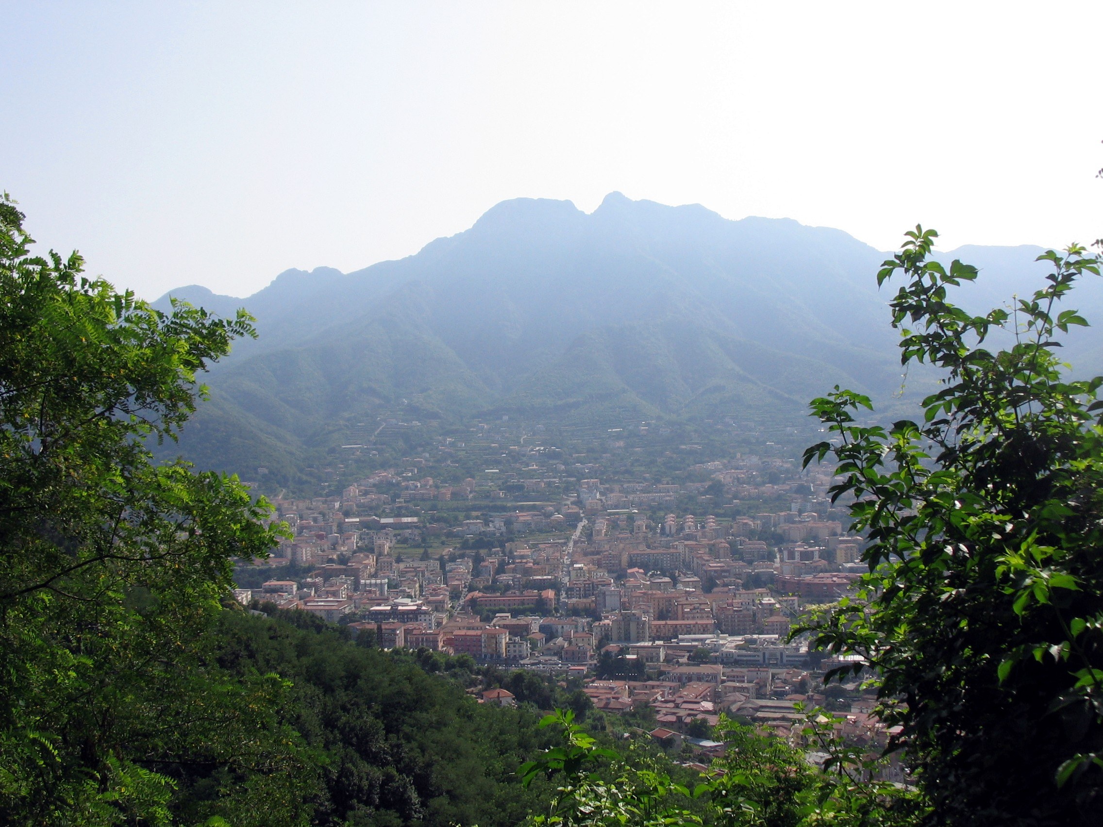 La valle di Cava de' Tirreni vista dalla Serra, sulla strada fra Napoli e Salerno. Foto Andrea Durante, Wikimedia Commons, CC BY 3.0.