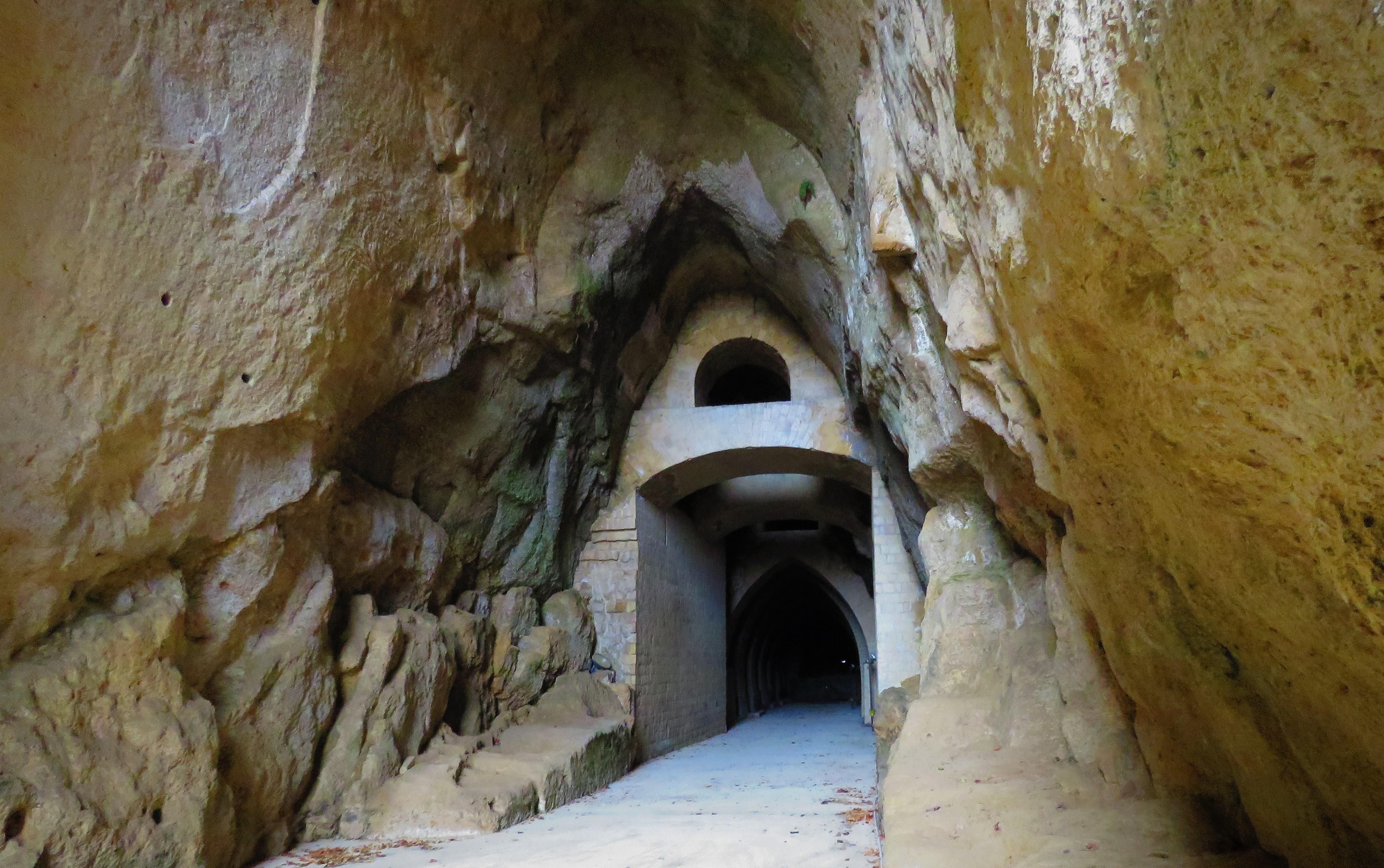 L'imbocco della Crypta Neapolitana oggi, dal Parco Vergiliano a Piedigrotta. Foto di Gianfranco Vitolo, Wikimedia Commons, CC BY 2.0.