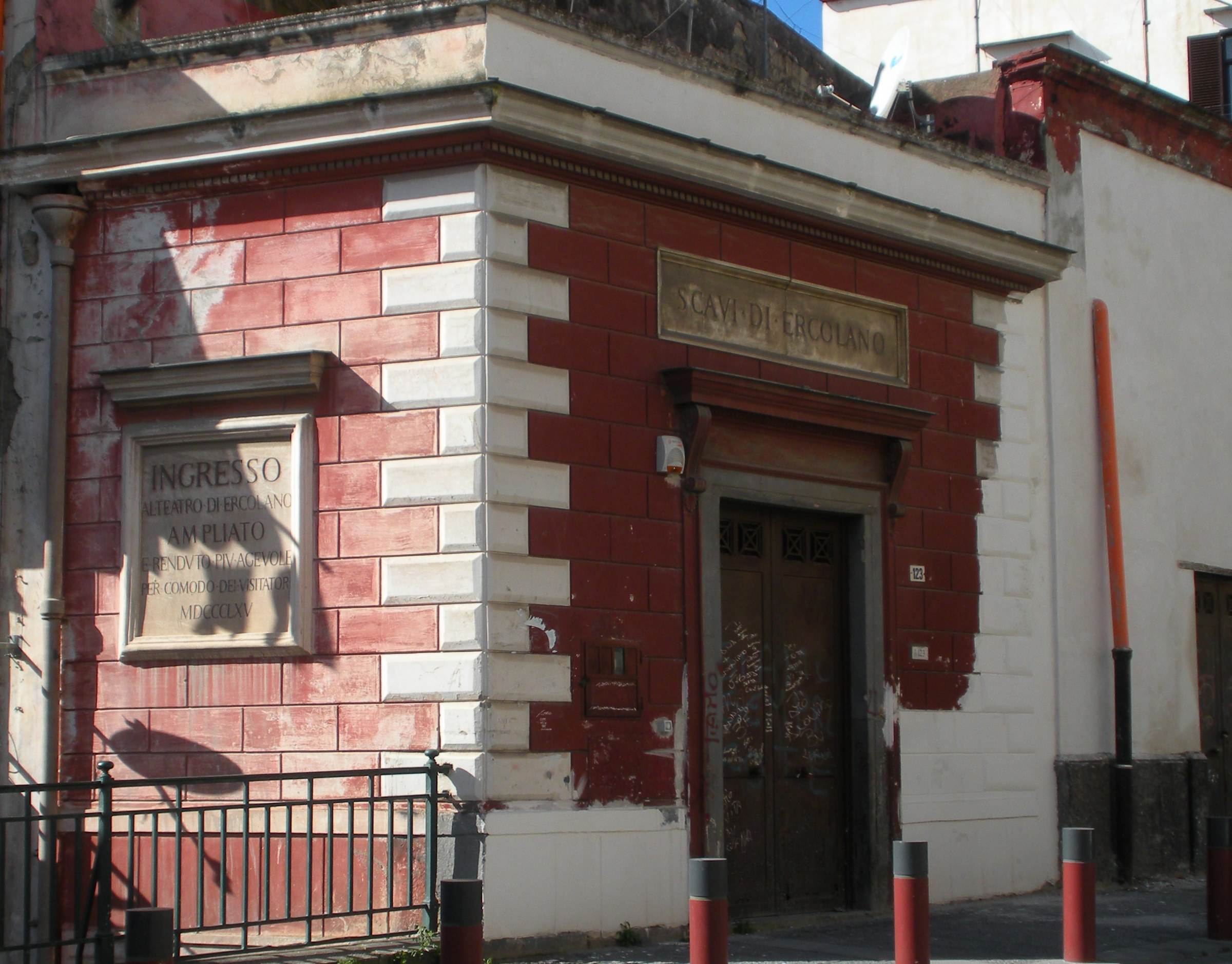 L'antico ingresso al teatro sotterraneo di Ercolano in corso Resina. Foto Dommaria, Wikimedia Commons, CC BY-SA 3.0.