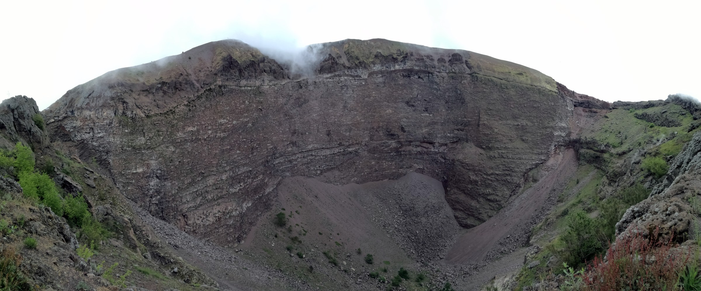 Der Krater des Großen Kegels des Vesuvs heute, vom Kraterrandweg aus. Foto Horcrux, Wikimedia Commons, CC BY-SA 4.0.