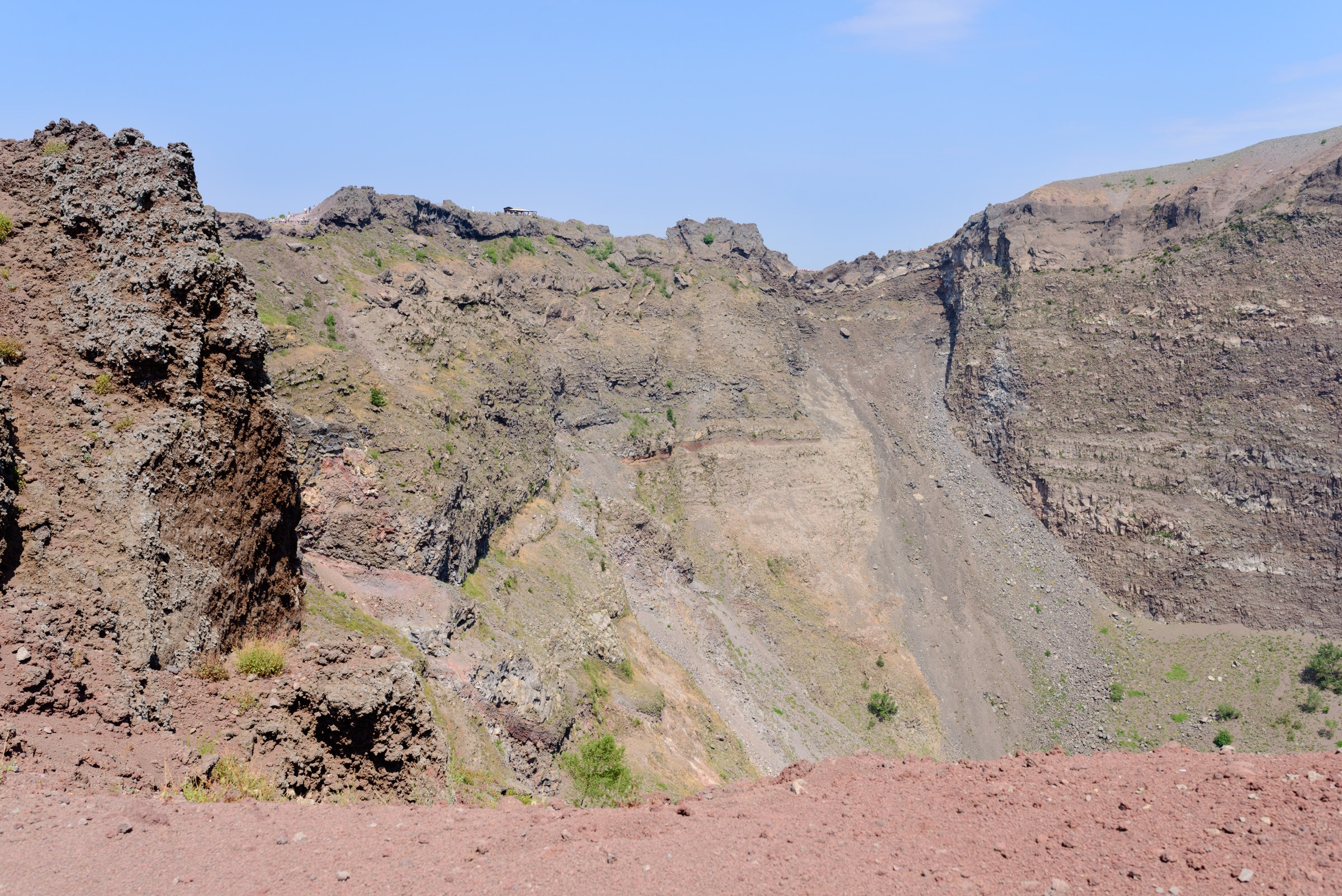 L'orlo e le pareti del cratere del Gran Cono del Vesuvio oggi. Foto Norbert Nagel, Wikimedia Commons, CC BY-SA 3.0.