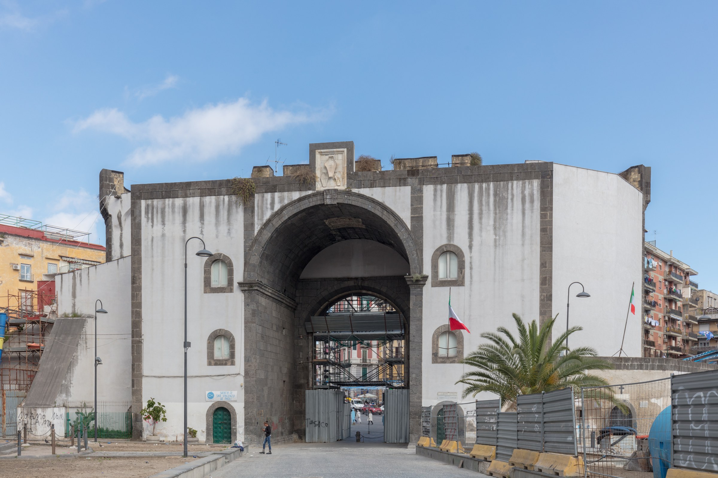 La Porta Capuana oggi, dal lato esterno. Foto Diego Delso, Wikimedia Commons, CC BY-SA 4.0.