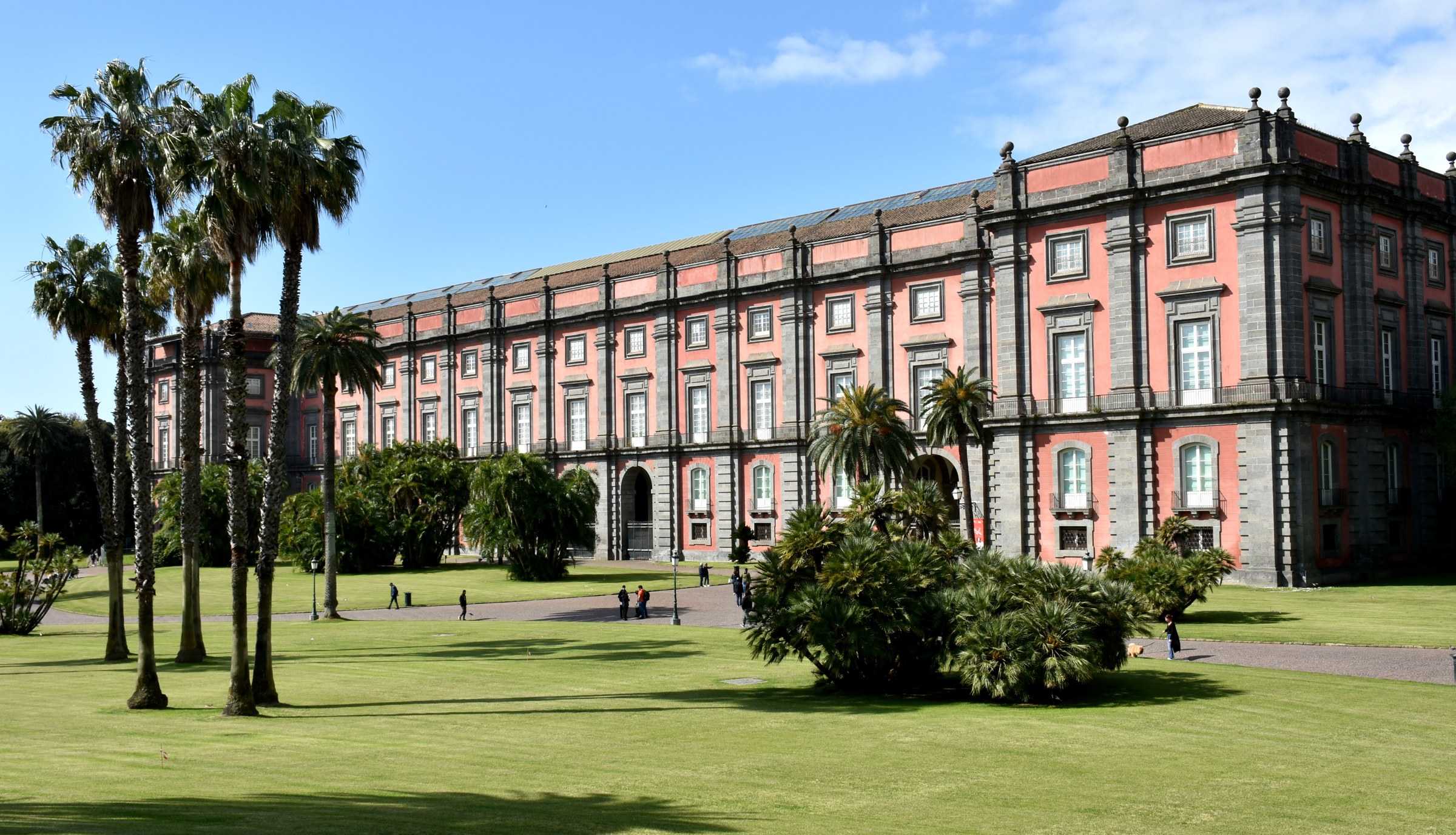 The royal palace of Capodimonte from the park. Photo Giuseppe Guida, Wikimedia Commons, CC BY-SA 4.0.