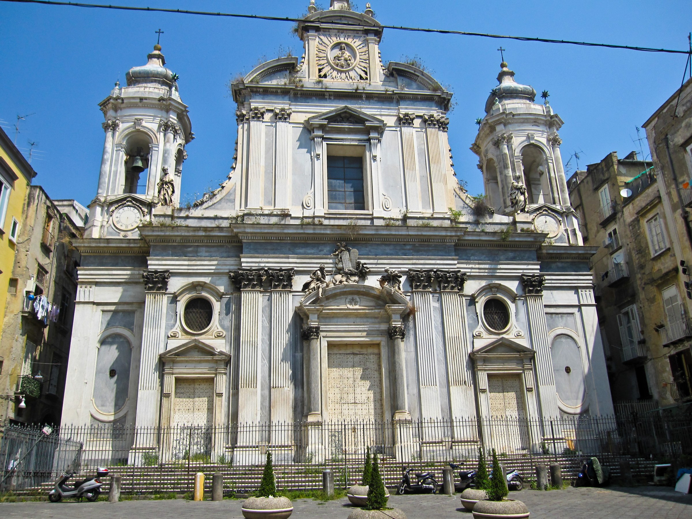 La facciata della chiesa dei Girolamini su via Duomo, di Ferdinando Fuga. Foto Armando Mancini, Wikimedia Commons, CC BY-SA 2.0.