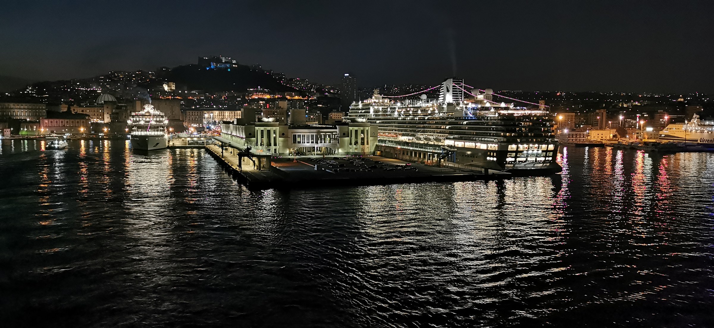 Il porto di Napoli di notte dal Molo Beverello. Foto Ra Boe, Wikimedia Commons, CC BY-SA 3.0 DE.