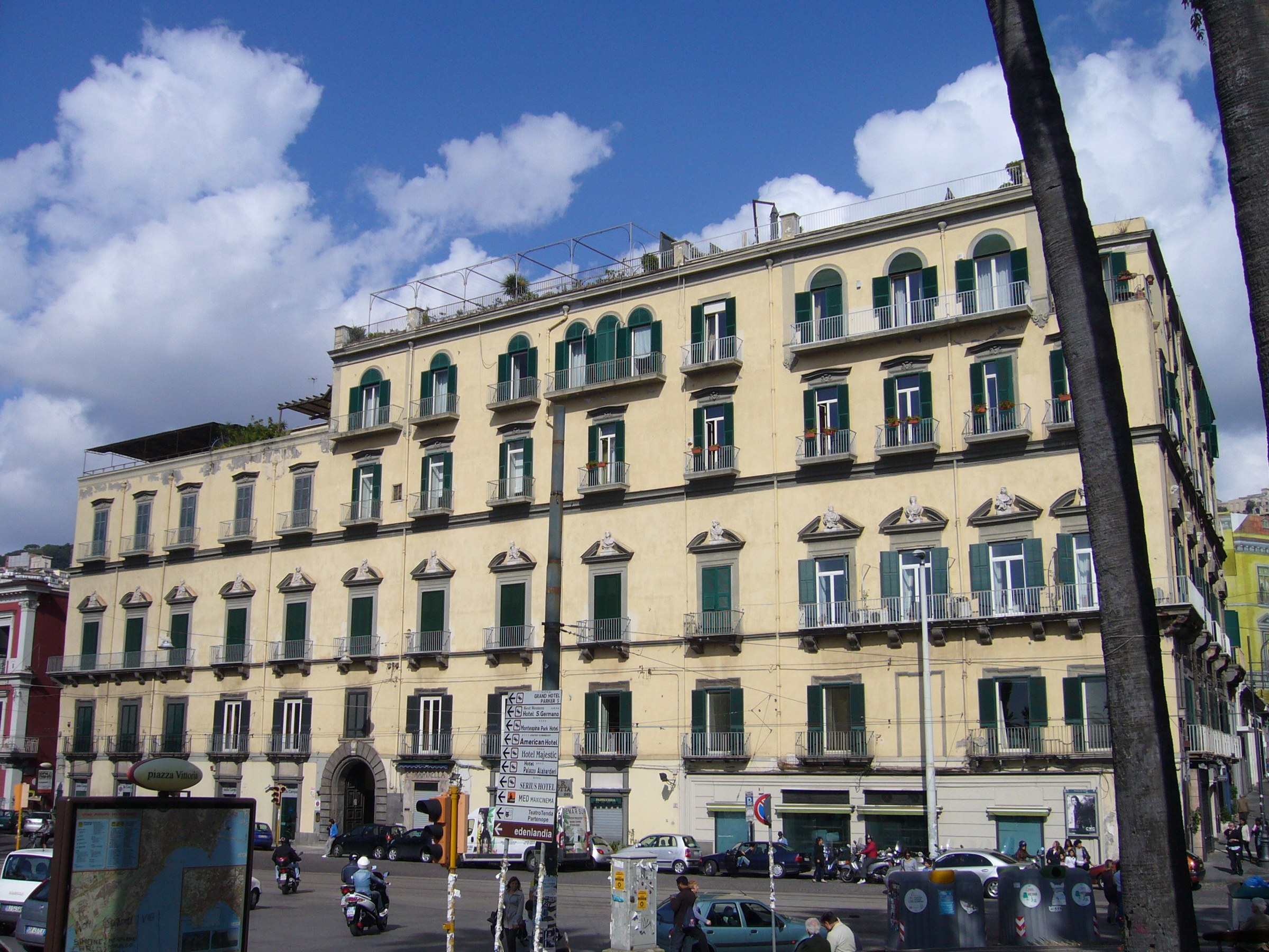 Palazzo Ravaschieri di Satriano sulla Riviera di Chiaia, ampliato da Ferdinando Sanfelice: Benedetto Croce (1903) vi riconosce il palazzo della «principessina», Teresa Filangieri. Foto Xerse, Wikimedia Commons, CC BY-SA 3.0.
