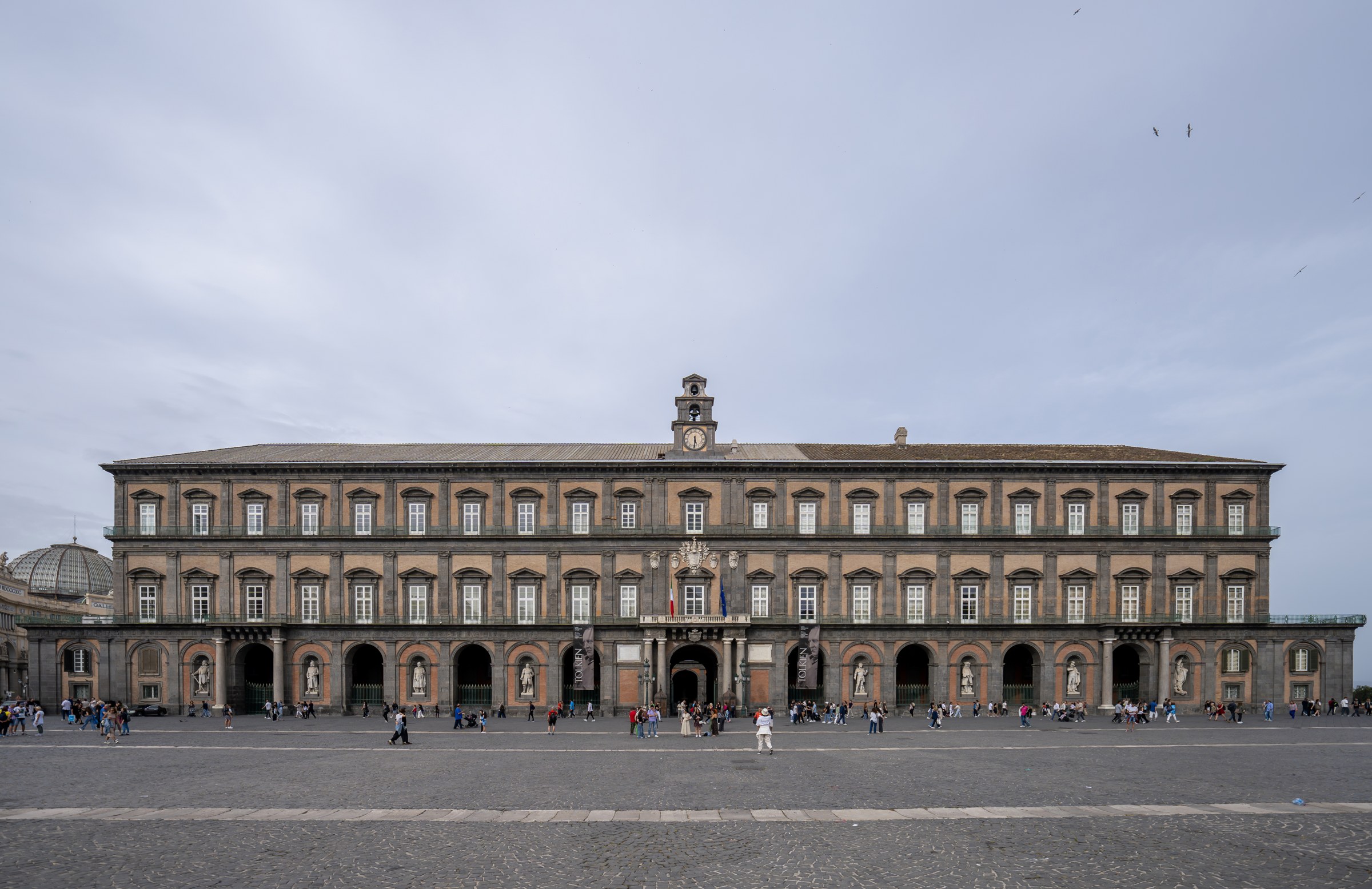 Die Fassade des Königspalasts an der Piazza del Plebiscito heute. Foto PaestumPaestum, Wikimedia Commons, CC BY 4.0.
