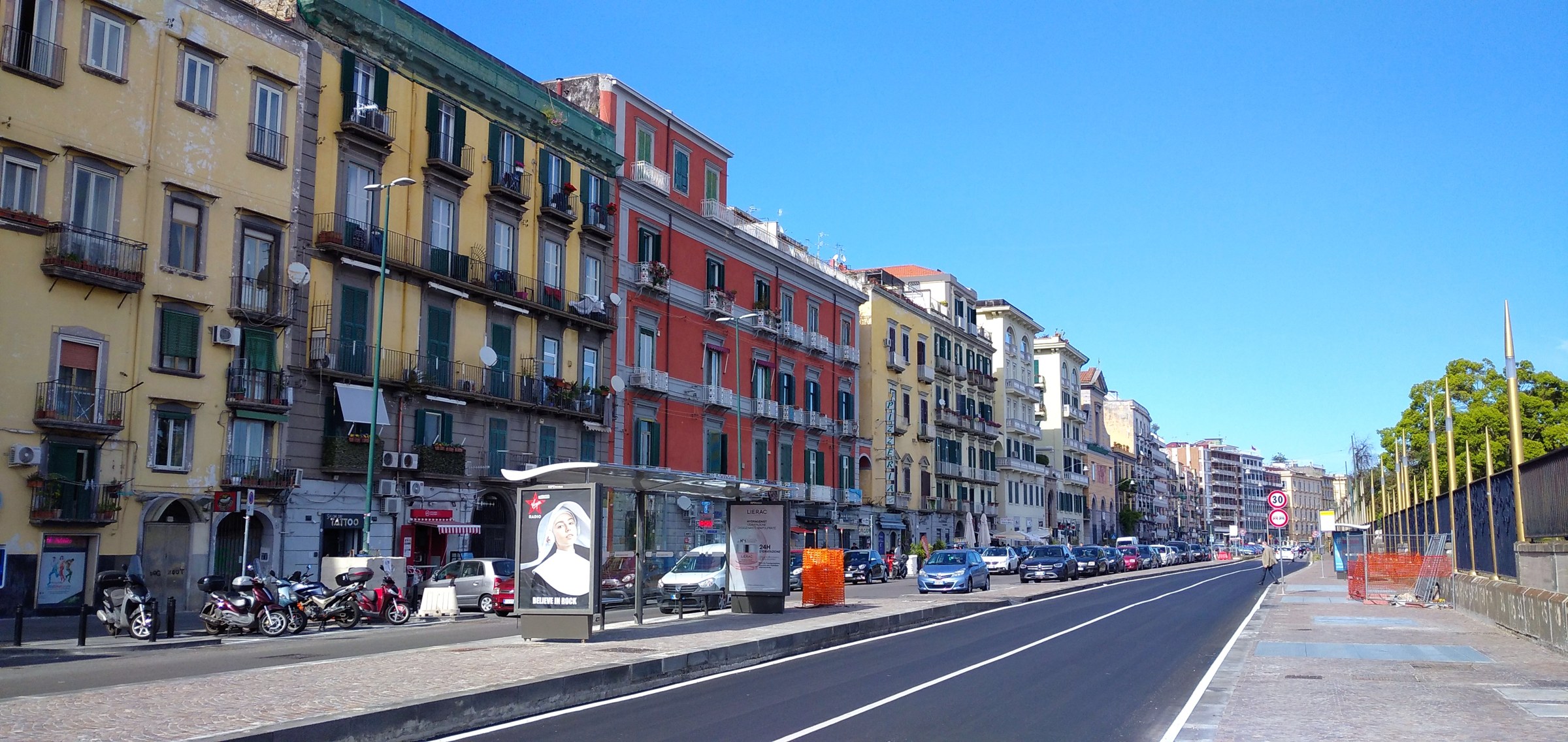 La Riviera di Chiaia oggi, con i palazzi di fronte alla Villa Comunale. Foto Baku, Wikimedia Commons, CC BY-SA 4.0.