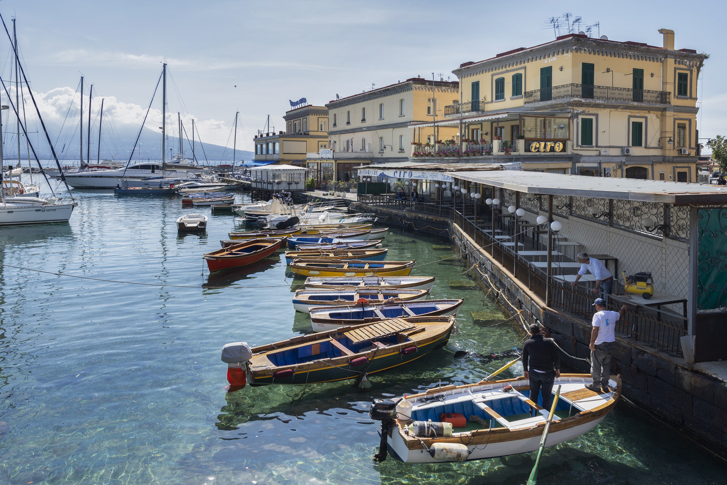 Il porticciolo del Borgo Marinari sotto Castel dell'Ovo, davanti a Santa Lucia, oggi. Foto Sordelli, Wikimedia Commons, CC BY-SA 3.0.