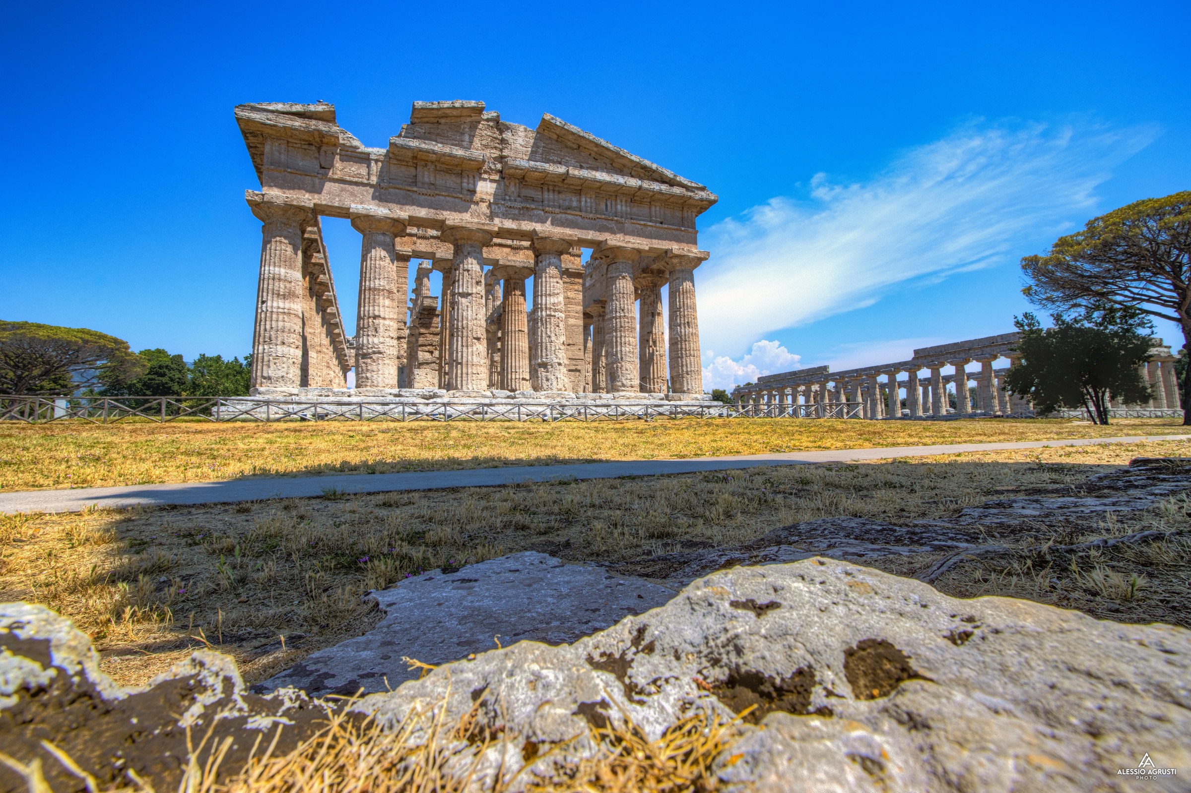 I templi dorici di Paestum oggi, nel Parco Archeologico di Paestum e Velia. Foto AlessioAg89, Wikimedia Commons, CC BY-SA 4.0.