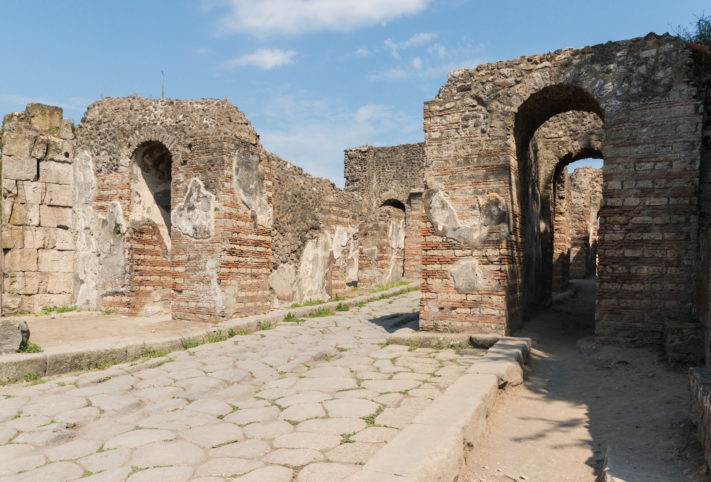 La Porta Ercolano oggi, vista dalla Via dei Sepolcri. Foto Jebulon, Wikimedia Commons, CC0.