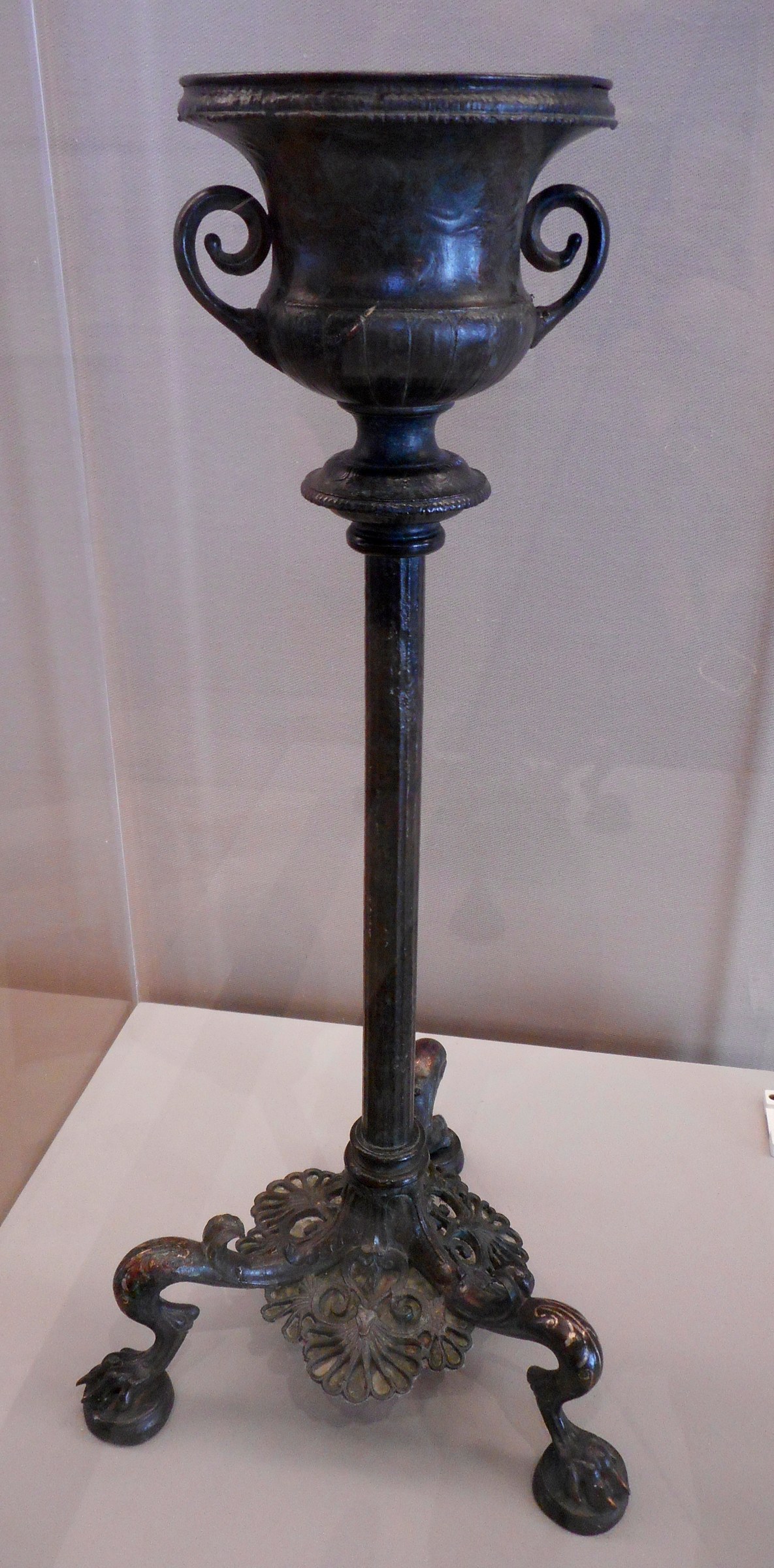 Candelabro in bronzo da Ercolano, I secolo a.C. – I secolo d.C., Museo Archeologico Nazionale di Napoli: uno dei candelabri che Goethe vide a Portici. Foto Carlo Raso. Pubblico dominio, Wikimedia Commons.