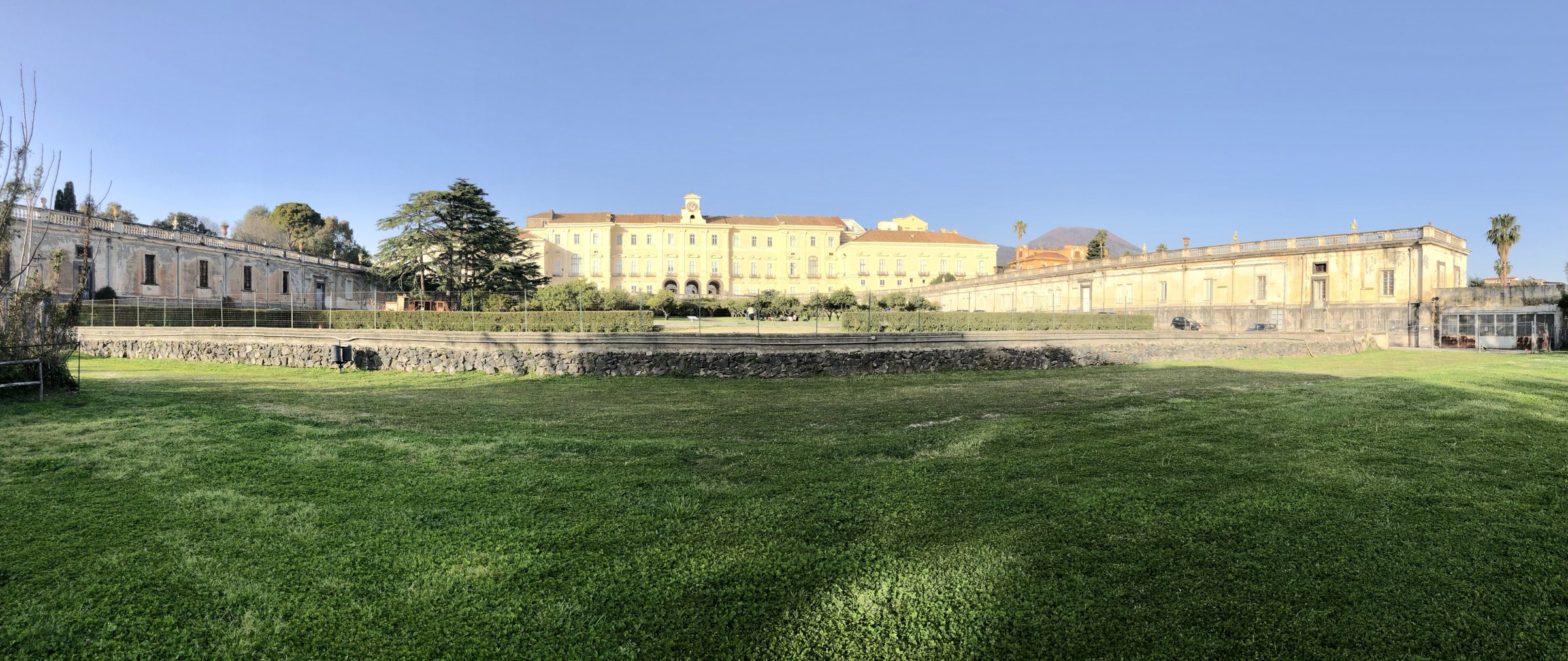 La Reggia di Portici oggi, dal parco superiore. Foto Ferdinando Scala, Wikimedia Commons, CC BY-SA 4.0.