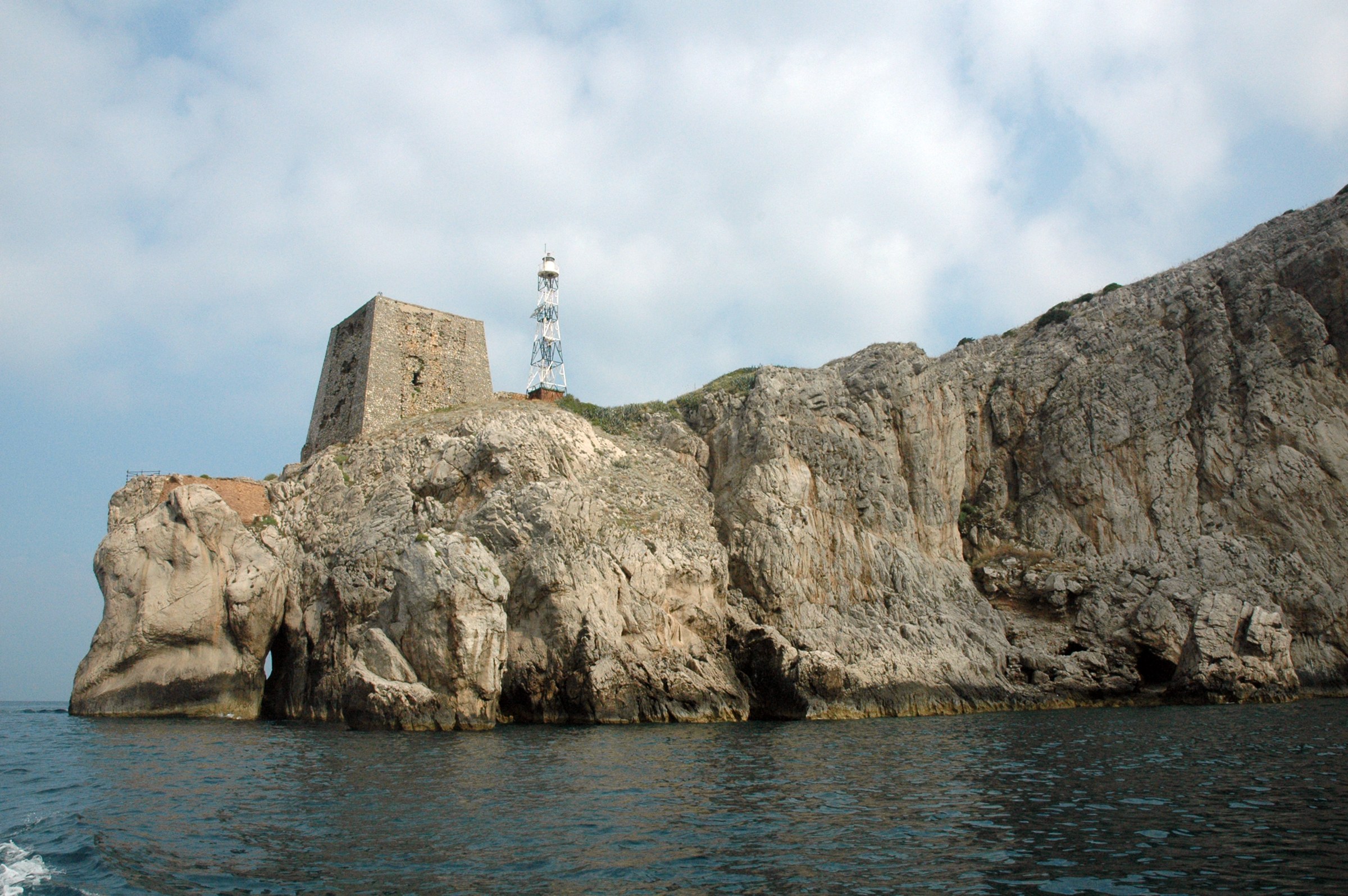 La torre di Punta Campanella dal mare, oggi Area Marina Protetta, sul capo che gli antichi chiamavano Minerva. Foto DimiTalen, Wikimedia Commons, CC0.