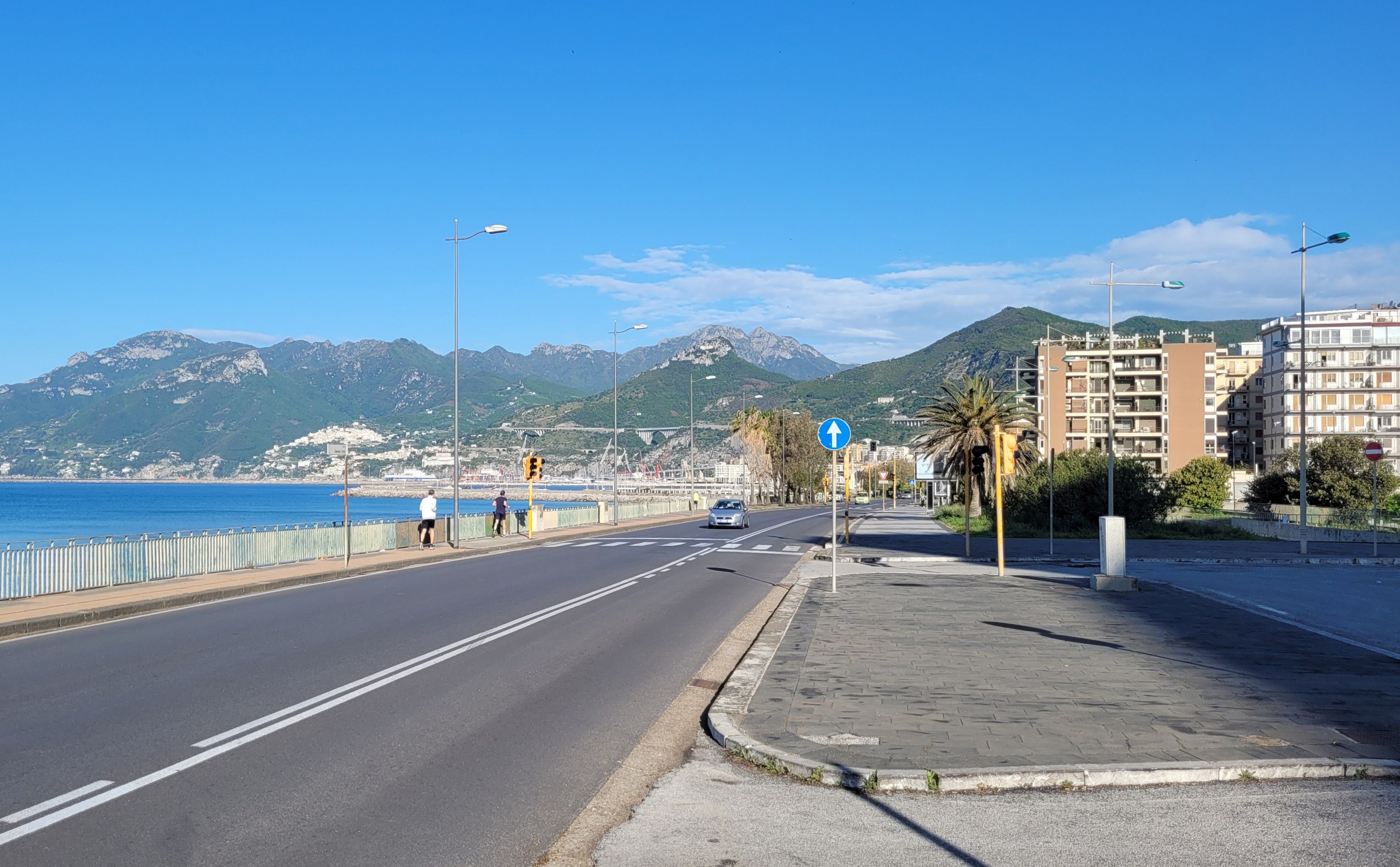 Salerno oggi: il lungomare con il golfo e i monti. Foto Bernard Gagnon, Wikimedia Commons, CC BY 4.0.