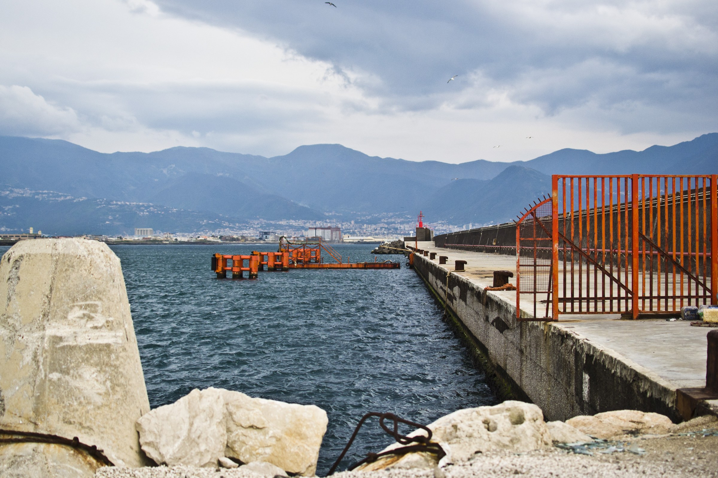 Der Hafen von Torre Annunziata heute, mit den Monti Lattari, Castellammare und der Halbinsel von Sorrent. Foto Germano Flauto, Wikimedia Commons, CC BY-SA 4.0.
